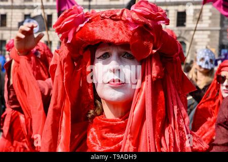 Il sangue di estinzione gruppo teatrale. La Ribellione di estinzione il cambiamento climatico protesta. La piazza del Parlamento, Londra. Regno Unito Foto Stock