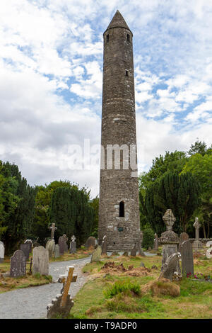 La torre rotonda della Cattedrale di Glendalough, Glendalough, County Wicklow, Irlanda. Foto Stock