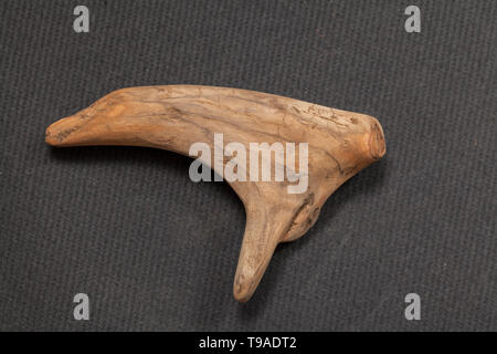 Pezzo di legno su sfondo nero Foto Stock