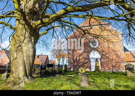 Greetsiel village, comune Krummhšrn, storica chiesa Greetsieler, Frisia orientale, Bassa Sassonia, Germania, Foto Stock