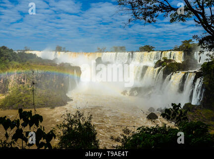 Cascate di Iguazu in una giornata di sole con l'arcobaleno. Argentina lato. Foto Stock