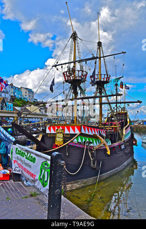 Vista del porto di Brixham con la Golden Hind nel centro.it è una full size replica di Sir Francis Drake's nave in cui egli circumnavigare il mondo Foto Stock