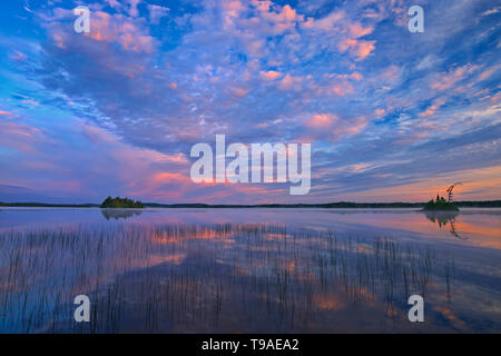 La riflessione sul Lac des Sables di sunrise Belleterre Québec Canada Foto Stock