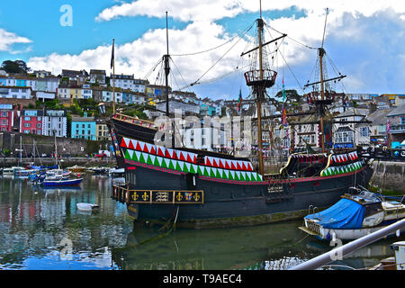 Una vista del porto di Brixham con la Golden Hind in centro. Una full size replica di Sir Francis Drake's nave in cui egli circumnavigare il mondo. Foto Stock