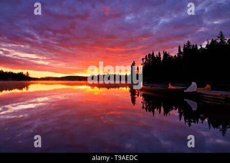 La riflessione di nuvole in Lac du Fou all alba con canoe La Mauricie National Park Québec Canada Foto Stock