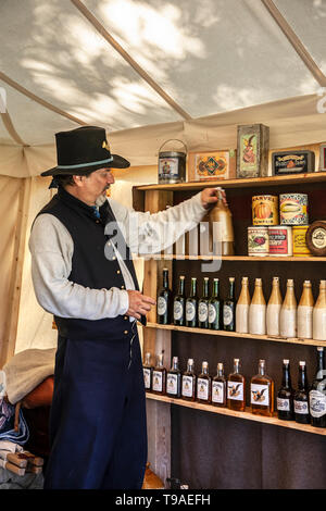 La guerra civile era Unione reenactor soldato a merci in bottiglia display, Doc mercantili, Fort Stanton Live!, Fort Stanton, Nuovo Messico USA Foto Stock