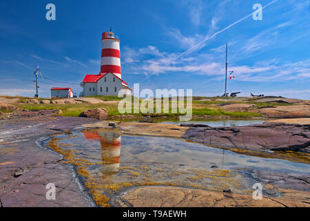 Pointe-des-Monts faro lungo la sponda settentrionale del golfo di San Lorenzo Pointe-des-Monts Québec Canada Foto Stock