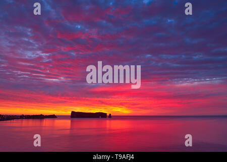 Le rocher Percé o Percé Rock nell'Oceano Atlantico a sunrise Percé Québec Canada Foto Stock