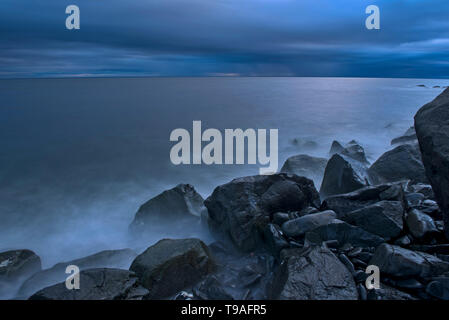 Le acque tempestose sul litorale del golfo di San Lorenzo, Gaspe Peninsula, Ruisseau Castor, Quebec, Canada Foto Stock