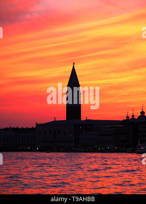 Colorato tramonto a Venezia con il Campanile Foto Stock