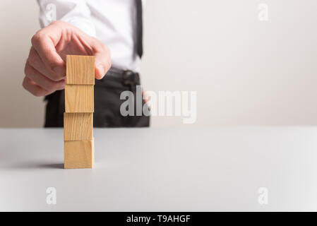 Imprenditore di impilamento vuoto quattro cubi di legno con abbondanza di spazio di copia. Foto Stock