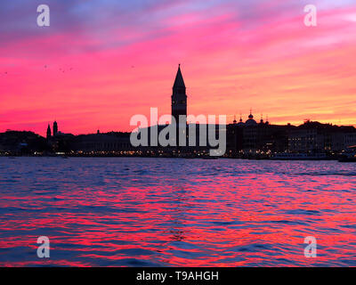 Colorato tramonto a Venezia con il Campanile Foto Stock