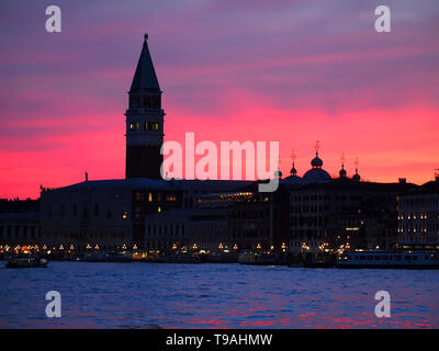 Colorato tramonto a Venezia con il Campanile Foto Stock