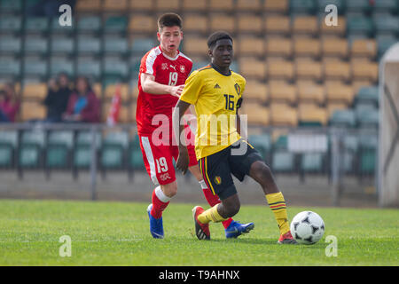 Newport, Wales, Regno Unito, 17 aprile 2019. Liam Chipperfield della Svizzera e Lucas Mondele del Belgio durante la Tri-Nations sotto 15 Frien internazionale Foto Stock