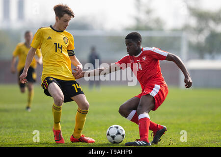 Newport, Wales, Regno Unito, 17 aprile 2019. Maarten Swerts del Belgio e Fred Annor della Svizzera durante la Tri-Nations sotto 15 amichevole internazionale ma Foto Stock