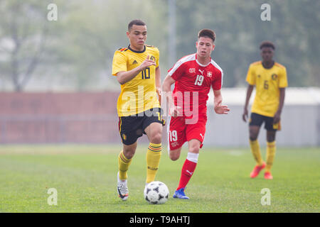 Newport, Wales, Regno Unito, 17 aprile 2019. Mario Stroeykens del Belgio e Liam Chipperfield della Svizzera durante la Tri-Nations sotto 15 International Fr Foto Stock