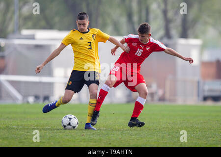 Newport, Wales, Regno Unito, 17 aprile 2019. Milano Govaers del Belgio e Philip Novakovic della Svizzera durante la Tri-Nations sotto 15 Amico internazionale Foto Stock