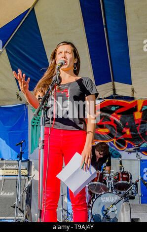 Melina Laboucan-Massimo, membro del Lubicon Cree prima nazione e un clima ed energia i diruttori con Greenpeace parla a Salish Fesiva Mare Foto Stock