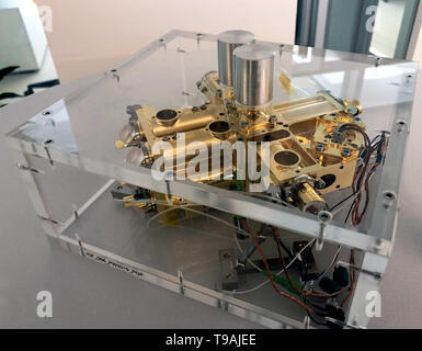 17 maggio 2019, ---, Berlino: un fotone amplificato coppia sorgente per l'uso nello spazio può essere visto in corrispondenza di un bordo di una presentazione per la stampa. Fotoni interlacciato, generata da una sorgente di quantum nello spazio, potrebbe fornire per bug-prova di comunicazione in futuro. Un Fraunhofer il team di ricerca ha sviluppato una fonte di quantum adatto per l'uso nello spazio. Insieme con la Max Planck Society e il centro aerospaziale tedesco, la Fraunhofer Gesellschaft intende sviluppare la base per una rete di comunicazione quantistici. (Zu dpa "Bund lancia un'importante iniziativa per bug-prova quantum information network') Foto: Renate Grimming/- Foto Stock
