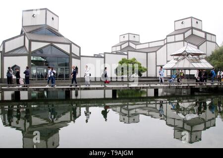 Pechino, Cina. 26 apr, 2017. File foto prese il 26 aprile 2017 mostra le persone che visitano il nuovo museo di Suzhou progettato dal rinomato architetto Ieoh Ming Pei in Suzhou, est cinese della provincia di Jiangsu. Ieoh Ming Pei, comunemente noto come I.M. Pei, è morto giovedì in età di 102. Il PEI è nato a Guangzhou in Cina e si è trasferito negli Stati Uniti nel 1935. Ha vinto una vasta gamma di premi e riconoscimenti nel campo dell'architettura. Credito: Wang Jiankang/Xinhua/Alamy Live News Foto Stock