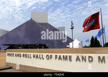 Pechino, Cina. 11 Giugno, 2015. File foto scattata a giugno 11, 2015 mostra la vista del Rock and Roll Hall of Fame e il museo progettato dal rinomato architetto Ieoh Ming Pei in Cleveland, Ohio, Stati Uniti. Ieoh Ming Pei, comunemente noto come I.M. Pei, è morto giovedì in età di 102. Il PEI è nato a Guangzhou in Cina e si è trasferito negli Stati Uniti nel 1935. Ha vinto una vasta gamma di premi e riconoscimenti nel campo dell'architettura. Credito: canzone Qiong/Xinhua/Alamy Live News Foto Stock