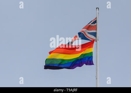 Westminster, Londra, Regno Unito, 17 maggio 2019. Sulla Giornata Internazionale contro l'omofobia, Biphobia e Transphobia, che è ogni anno il 17 maggio, un arcobaleno colorato sventola accanto alla Union Jack sulla sommità 100 Parlamento Street a Westminster. La costruzione di case di sua maestà e di entrate doganali. Credito: Imageplotter/Alamy Live News Foto Stock