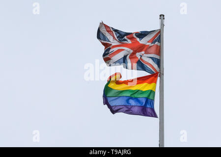 Westminster, Londra, Regno Unito, 17 maggio 2019. Sulla Giornata Internazionale contro l'omofobia, Biphobia e Transphobia, che è ogni anno il 17 maggio, un arcobaleno colorato sventola accanto alla Union Jack sulla sommità 100 Parlamento Street a Westminster. La costruzione di case di sua maestà e di entrate doganali. Credito: Imageplotter/Alamy Live News Foto Stock