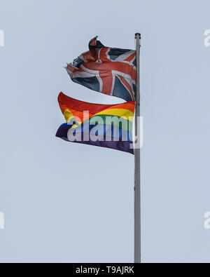 Westminster, Londra, Regno Unito, 17 maggio 2019. Sulla Giornata Internazionale contro l'omofobia, Biphobia e Transphobia, che è ogni anno il 17 maggio, un arcobaleno colorato sventola accanto alla Union Jack sulla sommità 100 Parlamento Street a Westminster. La costruzione di case di sua maestà e di entrate doganali. Credito: Imageplotter/Alamy Live News Foto Stock