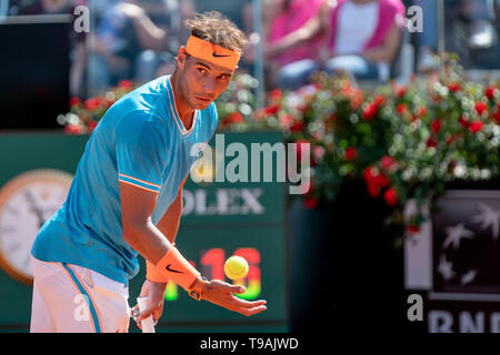 Roma, Italia. Il 17 maggio 2019. Rafael Nadal (ESP) in azione contro Fernando Verdasco (ESP) durante il trimestre partita finale a Internazionali BNL d'Italia Italian Open al Foro Italico, Roma, Italia il 17 maggio 2019. Credit: UK Sports Pics Ltd/Alamy Live News Foto Stock