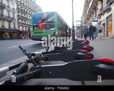 13 maggio 2019, France (Francia), Paris: scooter elettrici sono su Avenue de l'Opéra. Scooter con motori elettrici sono già sulla strada nella metropoli internazionale. Ora dovrebbe essere così lontano anche in Germania. Foto: Christian Böhmer/dpa Foto Stock