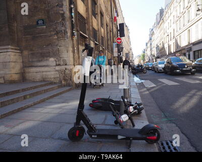 13 maggio 2019, France (Francia), Paris: E-Tretroller sulla Rue Saint Honoré. Scooter con motori elettrici sono già sulla strada nella metropoli internazionale. Ora dovrebbe essere così lontano anche in Germania. Foto: Christian Böhmer/dpa Foto Stock