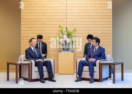 Tokyo, Giappone. Il 17 maggio 2019. Primo Ministro giapponese Shinzo Abe (R) soddisfa con Yang Jiechi, membro dell'ufficio politico del Partito Comunista della Cina (CPC) Comitato centrale e direttore dell ufficio della Commissione Affari Esteri del CPC Comitato centrale di Tokyo, Giappone, 17 maggio 2019. Credito: Ma Caoran/Xinhua/Alamy Live News Foto Stock