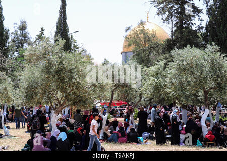 Gerusalemme, Gerusalemme, Territorio palestinese. Il 17 maggio 2019. Musulmani palestinesi adoratori di frequentare le preghiere del venerdì durig il santo mese di digiuno del Ramadan Al Aqsa moschea composto, in Gerusalemme la città vecchia, 17 maggio 2019 Credit: Abdalrahman Alami APA/images/ZUMA filo/Alamy Live News Foto Stock