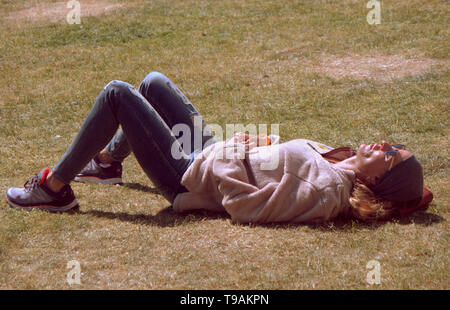 Glasgow, Scotland, Regno Unito, 17 maggio 2019, UK Meteo. Sunny scorcher di un giorno per la gente del posto e i turisti condividono l'erba con i piccioni nel centro civico della città George Square. Credito traghetto Gerard/Alamy Live News Foto Stock