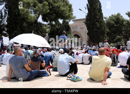 Gerusalemme, Gerusalemme, Territorio palestinese. Il 17 maggio 2019. Musulmani palestinesi adoratori di frequentare le preghiere del venerdì durig il santo mese di digiuno del Ramadan Al Aqsa moschea composto, in Gerusalemme la città vecchia, 17 maggio 2019 Credit: Abdalrahman Alami APA/images/ZUMA filo/Alamy Live News Foto Stock