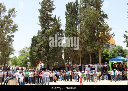 Gerusalemme, Gerusalemme, Territorio palestinese. Il 17 maggio 2019. Musulmani palestinesi adoratori di frequentare le preghiere del venerdì durig il santo mese di digiuno del Ramadan Al Aqsa moschea composto, in Gerusalemme la città vecchia, 17 maggio 2019 Credit: Abdalrahman Alami APA/images/ZUMA filo/Alamy Live News Foto Stock