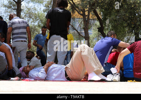 Gerusalemme, Gerusalemme, Territorio palestinese. Il 17 maggio 2019. Musulmani palestinesi adoratori di frequentare le preghiere del venerdì durig il santo mese di digiuno del Ramadan Al Aqsa moschea composto, in Gerusalemme la città vecchia, 17 maggio 2019 Credit: Abdalrahman Alami APA/images/ZUMA filo/Alamy Live News Foto Stock