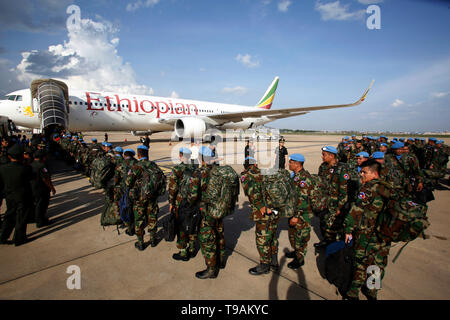 Phnom Penh Cambogia. Il 17 maggio 2019. Soldati cambogiani a bordo di un aereo in Phnom Penh Cambogia, 17 maggio 2019. La Cambogia ha inviato la sesta partita di 298 truppe, tra cui 25 donne, per entrare a far parte di una organizzazione delle Nazioni Unite (ONU) missione di mantenimento della pace nella guerra-strappata West nazione africana del Mali il venerdì. Credito: Sovannara/Xinhua/Alamy Live News Foto Stock