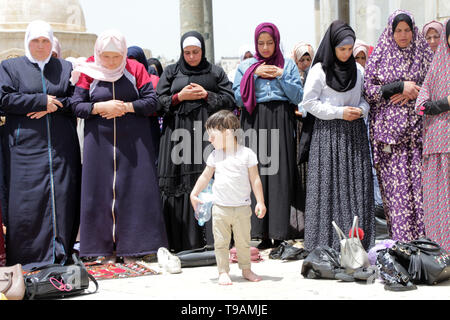 Gerusalemme, Gerusalemme, Territorio palestinese. Il 17 maggio 2019. Musulmani palestinesi adoratori di frequentare le preghiere del venerdì durig il santo mese di digiuno del Ramadan Al Aqsa moschea composto, in Gerusalemme la città vecchia, 17 maggio 2019 Credit: Ayat Arqawy APA/images/ZUMA filo/Alamy Live News Foto Stock