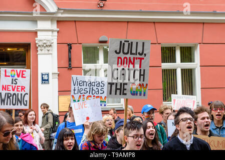 Riga, Lettonia. Il 17 maggio 2019. Protesta di fronte al parlamento della Lettonia. Giornata internazionale contro l'omofobia e Transophobia. Credito: Gints Ivuskans/Alamy Live News Foto Stock