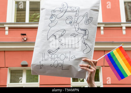 Riga, Lettonia. Il 17 maggio 2019. Protesta di fronte al parlamento della Lettonia. Giornata internazionale contro l'omofobia e Transophobia. Credito: Gints Ivuskans/Alamy Live News Foto Stock