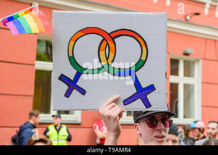 Riga, Lettonia. Il 17 maggio 2019. Protesta di fronte al parlamento della Lettonia. Giornata internazionale contro l'omofobia e Transophobia. Credito: Gints Ivuskans/Alamy Live News Foto Stock