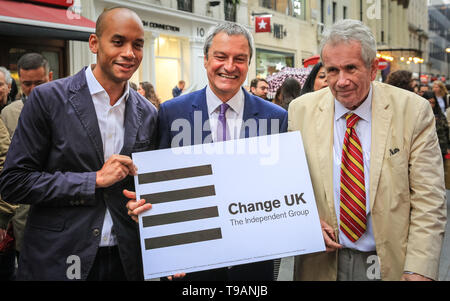 Londra, UK, 17 maggio 2019. Chuka Umunna, Gavin Esler e Martin Bell (da sinistra a destra). Modificare UK (precedentemente noto come gruppo indipendente) Campagna in Argyll Street vicino a Oxford Circus nel centro di Londra, come parte della loro elezioni europee sforzi. Chuka Umunna MP, ex corrispondente di guerra e indipendenti di Mp Martin Bell, cambiare l'eurodeputato britannico candidato Gavin Esler e cambiare l'eurodeputato britannico candidati per Londra distribuire volantini e chat per il pubblico come parte dell'UE campagna elettorale. Credito: Imageplotter/Alamy Live News Foto Stock