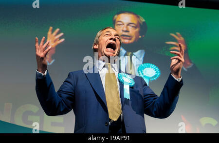 Edimburgo, Scozia, Regno Unito. Il 17 maggio 2019. Nigel Farage a Edimburgo per un rally con la Brexit del partito Unione dei candidati alle elezioni. Tenuto presso Il Corn Exchange nella città. Credito: Iain Masterton/Alamy Live News Foto Stock