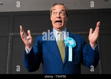 Edimburgo, Scozia, Regno Unito. Il 17 maggio 2019. Nigel Farage a Edimburgo per un rally con la Brexit del partito Unione dei candidati alle elezioni. Tenuto presso Il Corn Exchange nella città. Credito: Iain Masterton/Alamy Live News Foto Stock