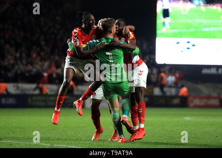 Dillon Philips, il portiere di Charlton Athletic viene assaliti da compagni di squadra come si celebra dopo la squadra a vincere la sanzione di sparare fuori. EFL Skybet Football League 1 play off semi finale , la seconda gamba corrispondono, Charlton Athletic v Doncaster Rovers a valle a Londra il venerdì 17 maggio 2019. Questa immagine può essere utilizzata solo per scopi editoriali. Solo uso editoriale, è richiesta una licenza per uso commerciale. Nessun uso in scommesse, giochi o un singolo giocatore/club/league pubblicazioni. pic da Steffan Bowen/Andrew Orchard fotografia sportiva/Alamy Live news Foto Stock