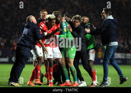 Dillon Philips , il portiere di Charlton Athletic (centro) viene assaliti dai compagni di squadra e i tifosi come si celebra vincendo la sanzione di sparare fuori. EFL Skybet Football League 1 play off semi finale , la seconda gamba corrispondono, Charlton Athletic v Doncaster Rovers a valle a Londra il venerdì 17 maggio 2019. Questa immagine può essere utilizzata solo per scopi editoriali. Solo uso editoriale, è richiesta una licenza per uso commerciale. Nessun uso in scommesse, giochi o un singolo giocatore/club/league pubblicazioni. pic da Steffan Bowen/Andrew Orchard fotografia sportiva/Alamy Live news Foto Stock