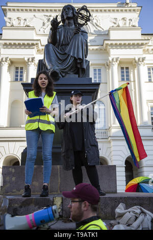 Varsavia, Mazowieckie, Polonia. Il 17 maggio 2019. Un attivista LGBTQ visto che parla ai manifestanti durante la dimostrazione.La Giornata Internazionale contro l'omofobia, Transphobia e Biphobia è celebrato in tutto il mondo. Questa data commemora l'eliminazione dell' omosessualità dalla Classificazione Internazionale delle Malattie dall Organizzazione mondiale della sanità il 17 maggio 1990. Decine di attivisti LGBTQ e sostenitori riuniti a Varsavia per mostrare la loro opposizione alla crescente ondata di odio verso i non-heteronormative persone e Elzbieta Podlesna, un attivista che era stato arrestato recentemente per designin Foto Stock