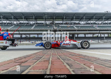 Indianapolis, Indiana, Stati Uniti d'America. Il 17 maggio 2019. MATHEUS LEIST (4) del Brasile attraversa il giardino di mattoni come si prepara alla pratica per la 500 Miglia di Indianapolis a Indianapolis Motor Speedway di Indianapolis, Indiana. (Credito Immagine: © Walter G Arce Sr Asp Inc/ASP) Foto Stock