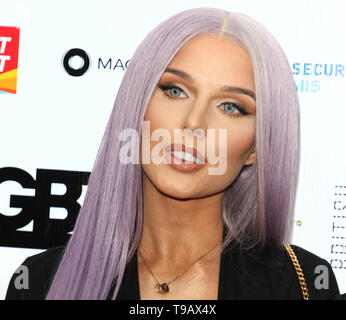 Londra, Regno Unito. Il 17 maggio 2019. Helen Flanagan arriva sul tappeto rosso al British LGBT Awards presso il London Marriott Hotel Grosvenor Square Credit: SOPA Immagini limitata/Alamy Live News Foto Stock